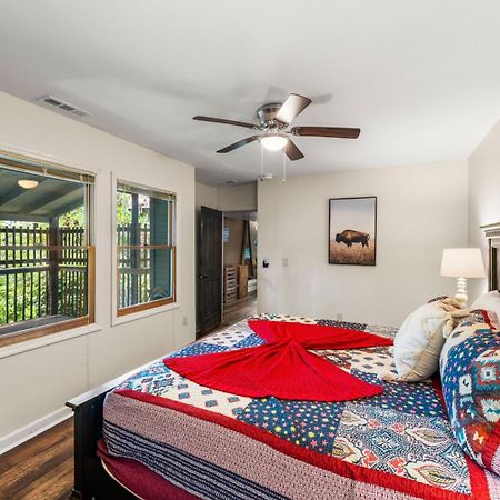 Whiskey Ridge Lodge, A Restored 1940S Gem, 2 Mins From Downtown, Breathtaking City Views, Custom Game Room, And Spacious Elegance ガトリンバーグ エクステリア 写真