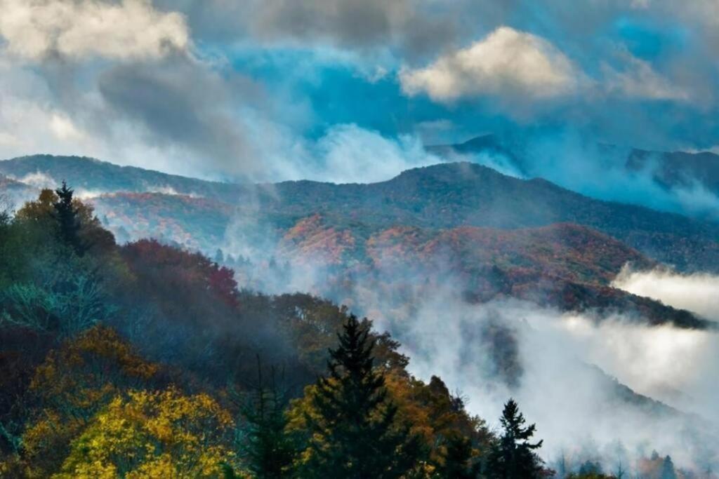 Whiskey Ridge Lodge, A Restored 1940S Gem, 2 Mins From Downtown, Breathtaking City Views, Custom Game Room, And Spacious Elegance ガトリンバーグ エクステリア 写真