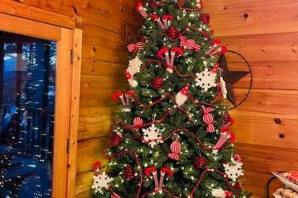 Whiskey Ridge Lodge, A Restored 1940S Gem, 2 Mins From Downtown, Breathtaking City Views, Custom Game Room, And Spacious Elegance ガトリンバーグ エクステリア 写真