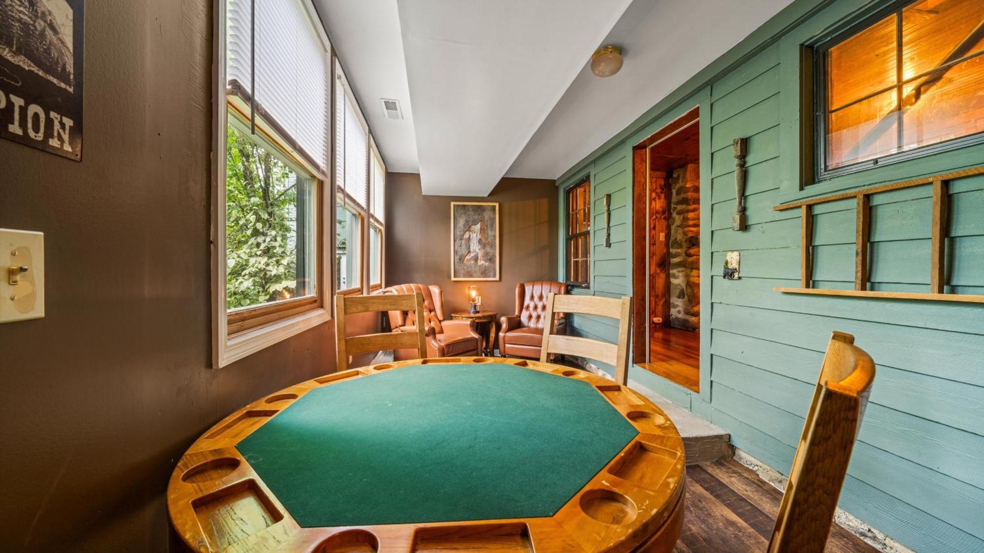 Whiskey Ridge Lodge, A Restored 1940S Gem, 2 Mins From Downtown, Breathtaking City Views, Custom Game Room, And Spacious Elegance ガトリンバーグ エクステリア 写真