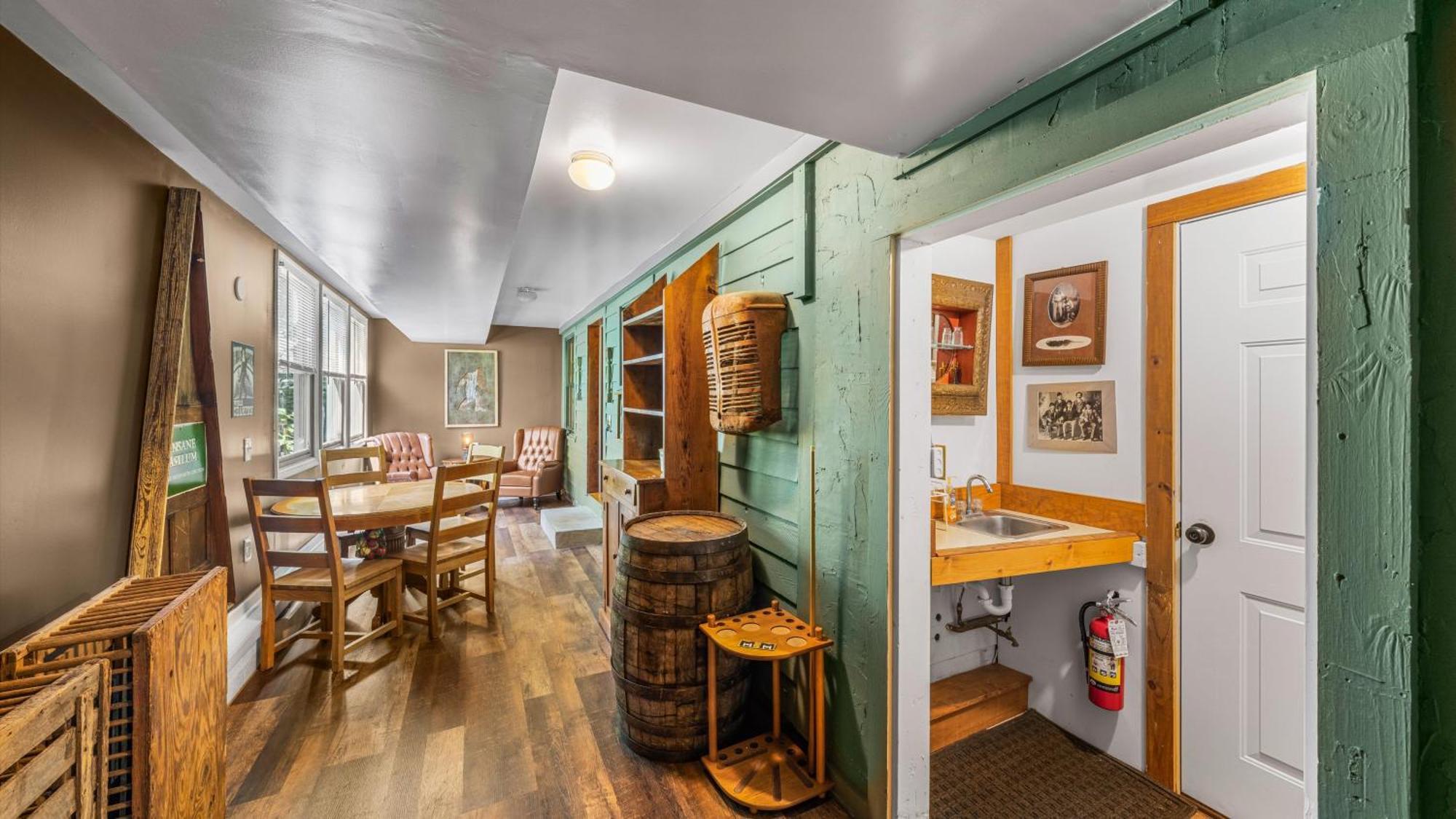 Whiskey Ridge Lodge, A Restored 1940S Gem, 2 Mins From Downtown, Breathtaking City Views, Custom Game Room, And Spacious Elegance ガトリンバーグ エクステリア 写真