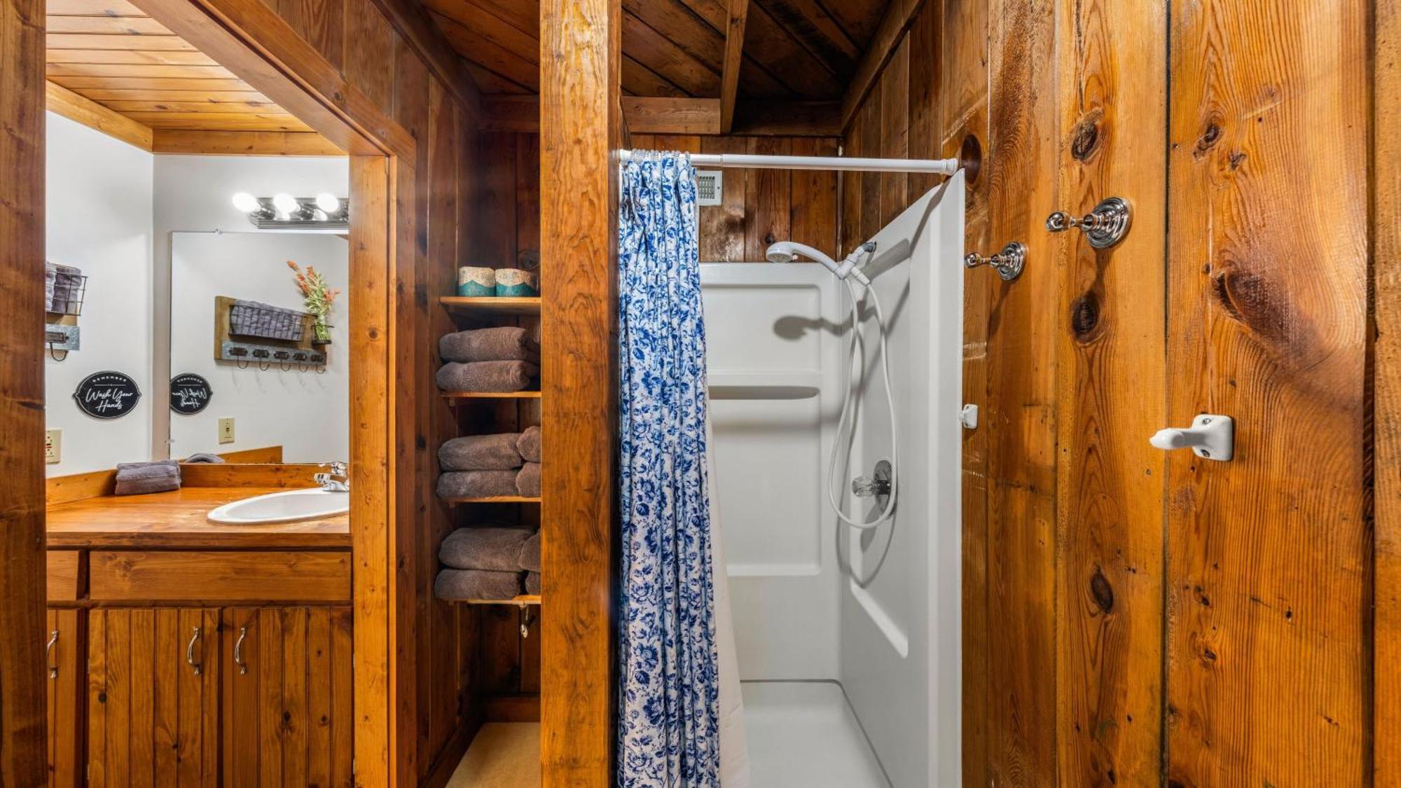 Whiskey Ridge Lodge, A Restored 1940S Gem, 2 Mins From Downtown, Breathtaking City Views, Custom Game Room, And Spacious Elegance ガトリンバーグ エクステリア 写真