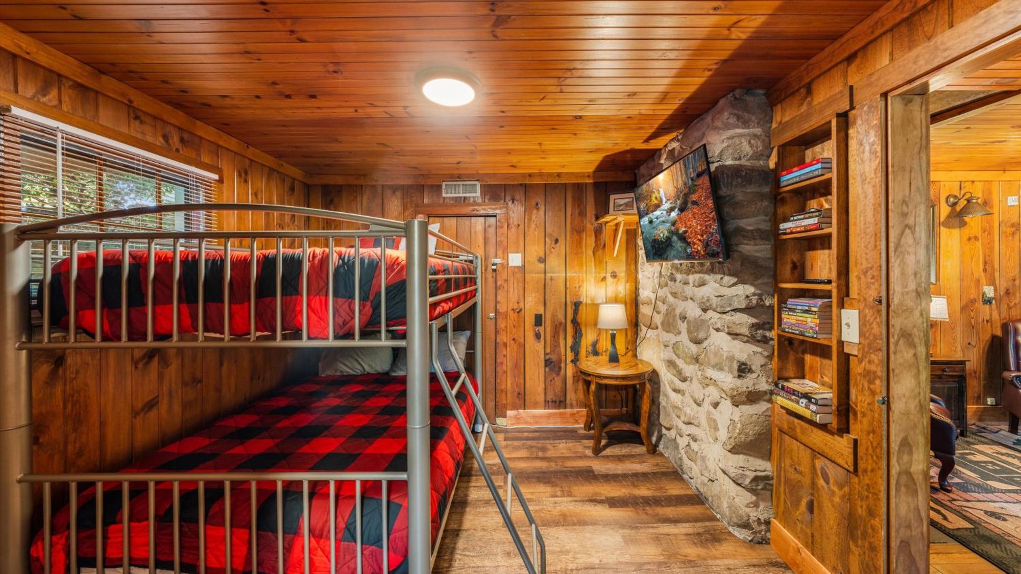 Whiskey Ridge Lodge, A Restored 1940S Gem, 2 Mins From Downtown, Breathtaking City Views, Custom Game Room, And Spacious Elegance ガトリンバーグ エクステリア 写真