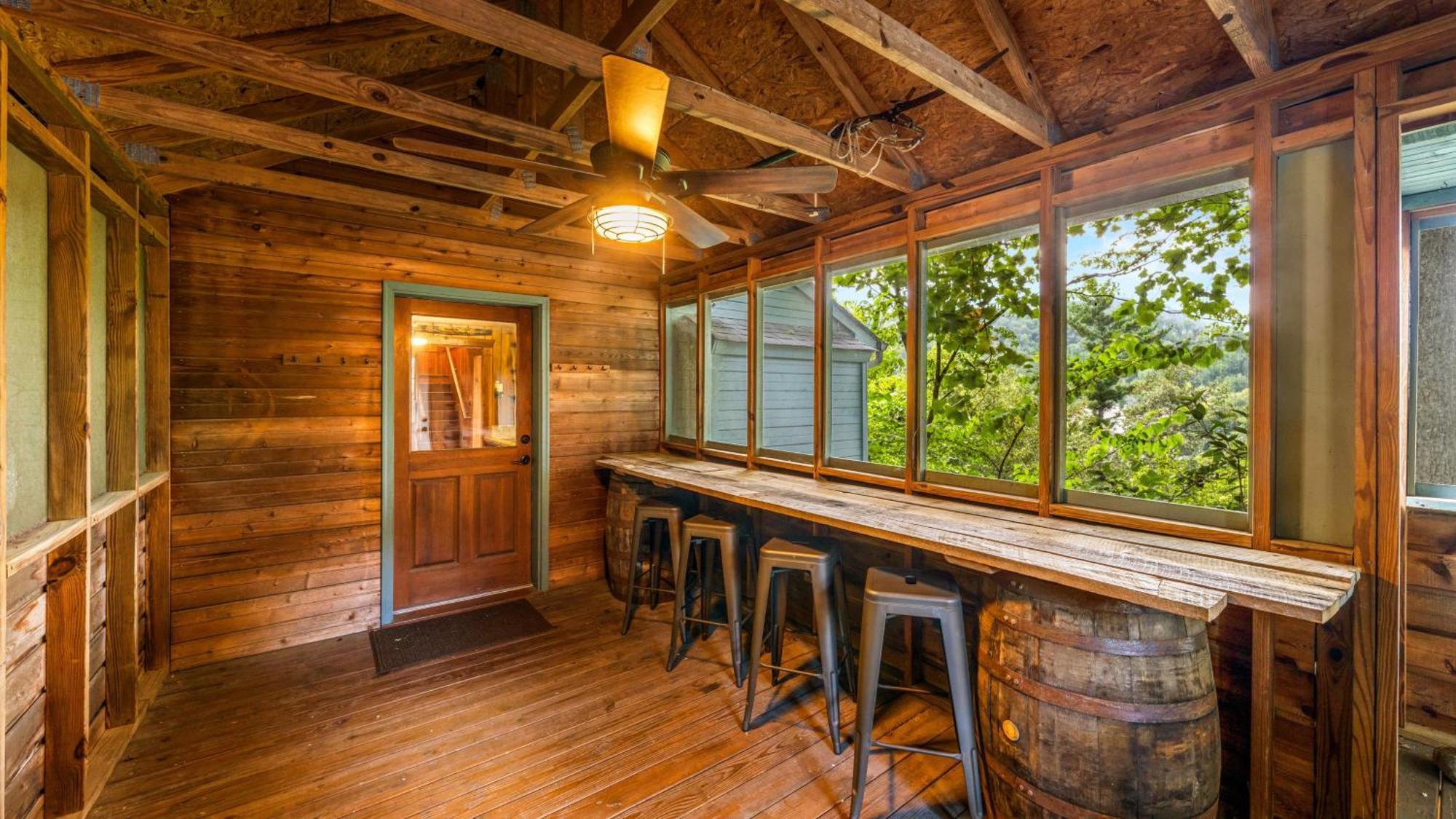 Whiskey Ridge Lodge, A Restored 1940S Gem, 2 Mins From Downtown, Breathtaking City Views, Custom Game Room, And Spacious Elegance ガトリンバーグ エクステリア 写真