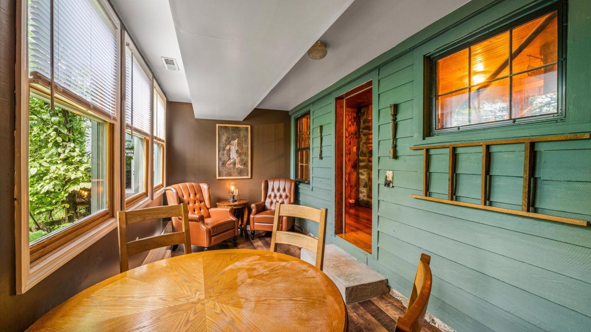 Whiskey Ridge Lodge, A Restored 1940S Gem, 2 Mins From Downtown, Breathtaking City Views, Custom Game Room, And Spacious Elegance ガトリンバーグ エクステリア 写真