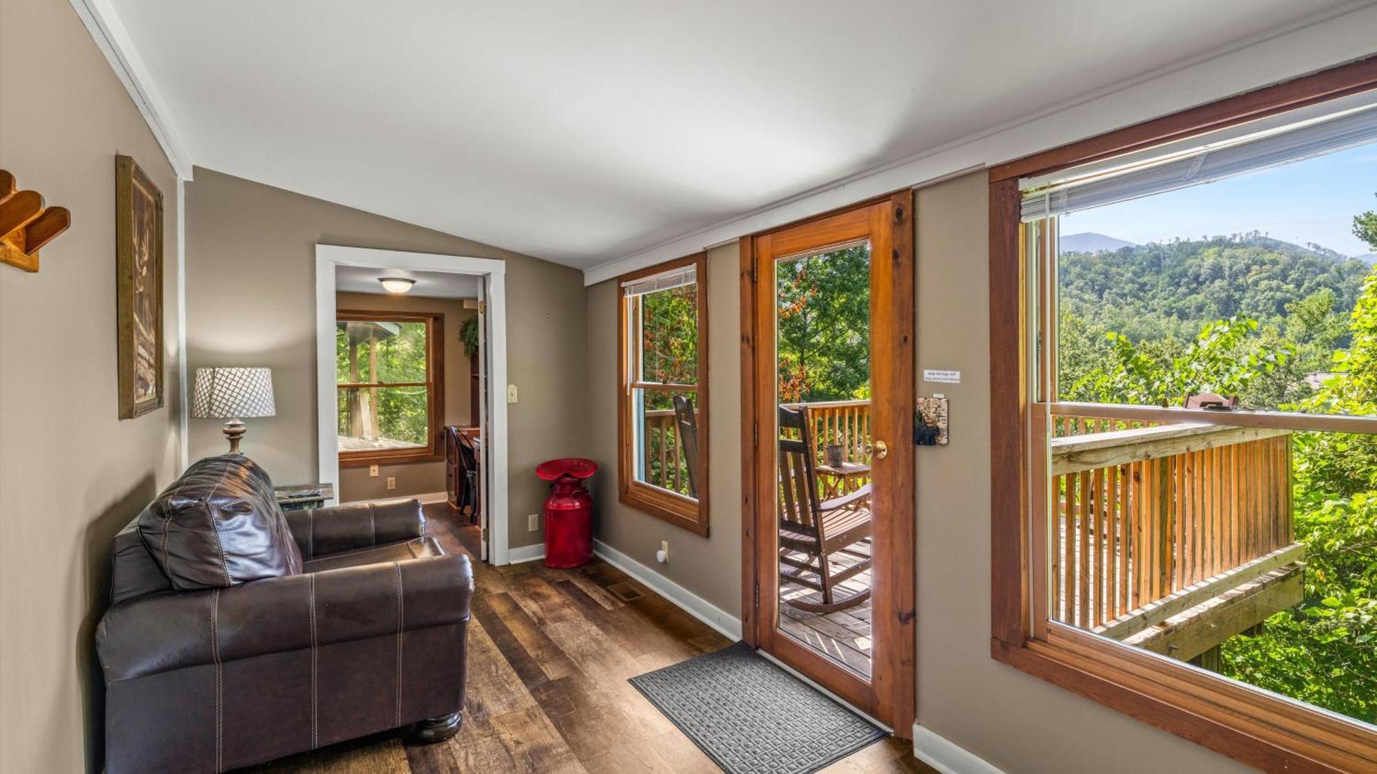 Whiskey Ridge Lodge, A Restored 1940S Gem, 2 Mins From Downtown, Breathtaking City Views, Custom Game Room, And Spacious Elegance ガトリンバーグ エクステリア 写真