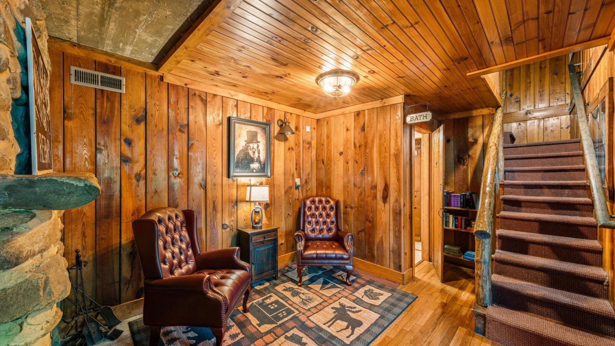 Whiskey Ridge Lodge, A Restored 1940S Gem, 2 Mins From Downtown, Breathtaking City Views, Custom Game Room, And Spacious Elegance ガトリンバーグ エクステリア 写真