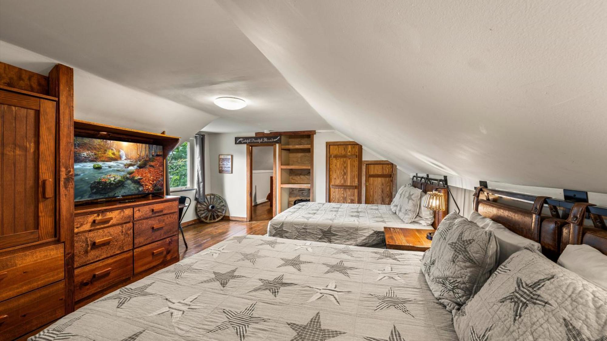 Whiskey Ridge Lodge, A Restored 1940S Gem, 2 Mins From Downtown, Breathtaking City Views, Custom Game Room, And Spacious Elegance ガトリンバーグ エクステリア 写真