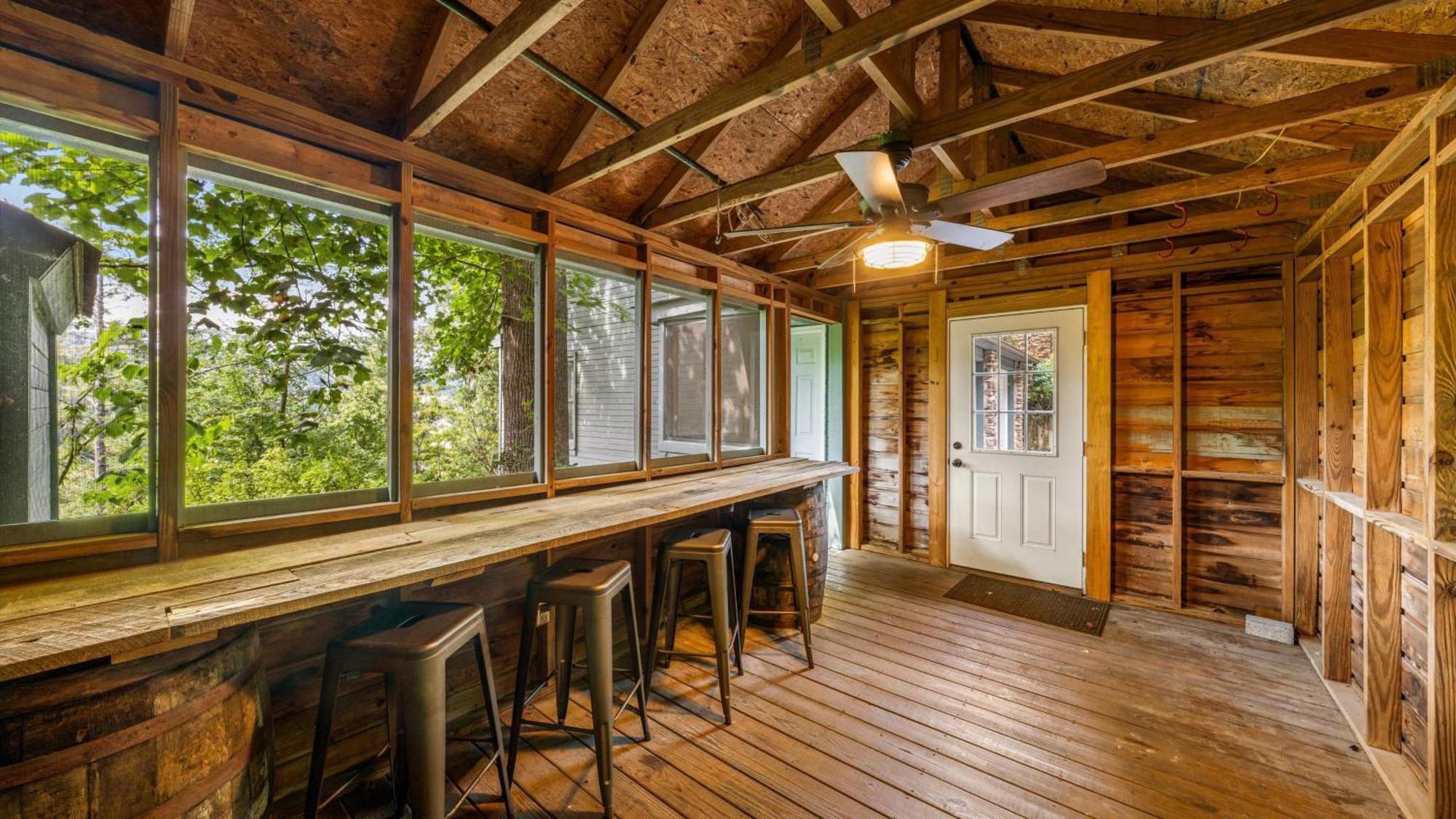 Whiskey Ridge Lodge, A Restored 1940S Gem, 2 Mins From Downtown, Breathtaking City Views, Custom Game Room, And Spacious Elegance ガトリンバーグ エクステリア 写真