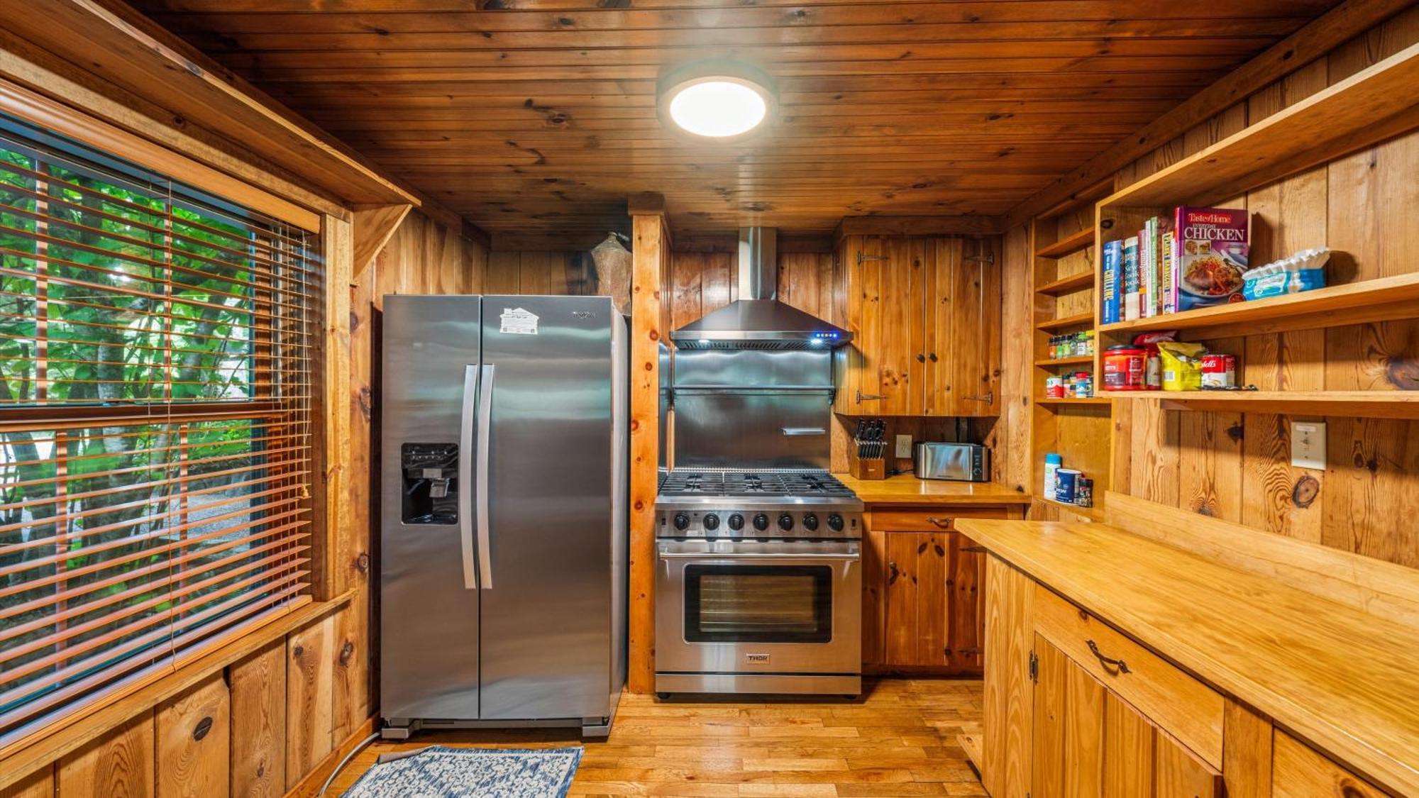 Whiskey Ridge Lodge, A Restored 1940S Gem, 2 Mins From Downtown, Breathtaking City Views, Custom Game Room, And Spacious Elegance ガトリンバーグ エクステリア 写真