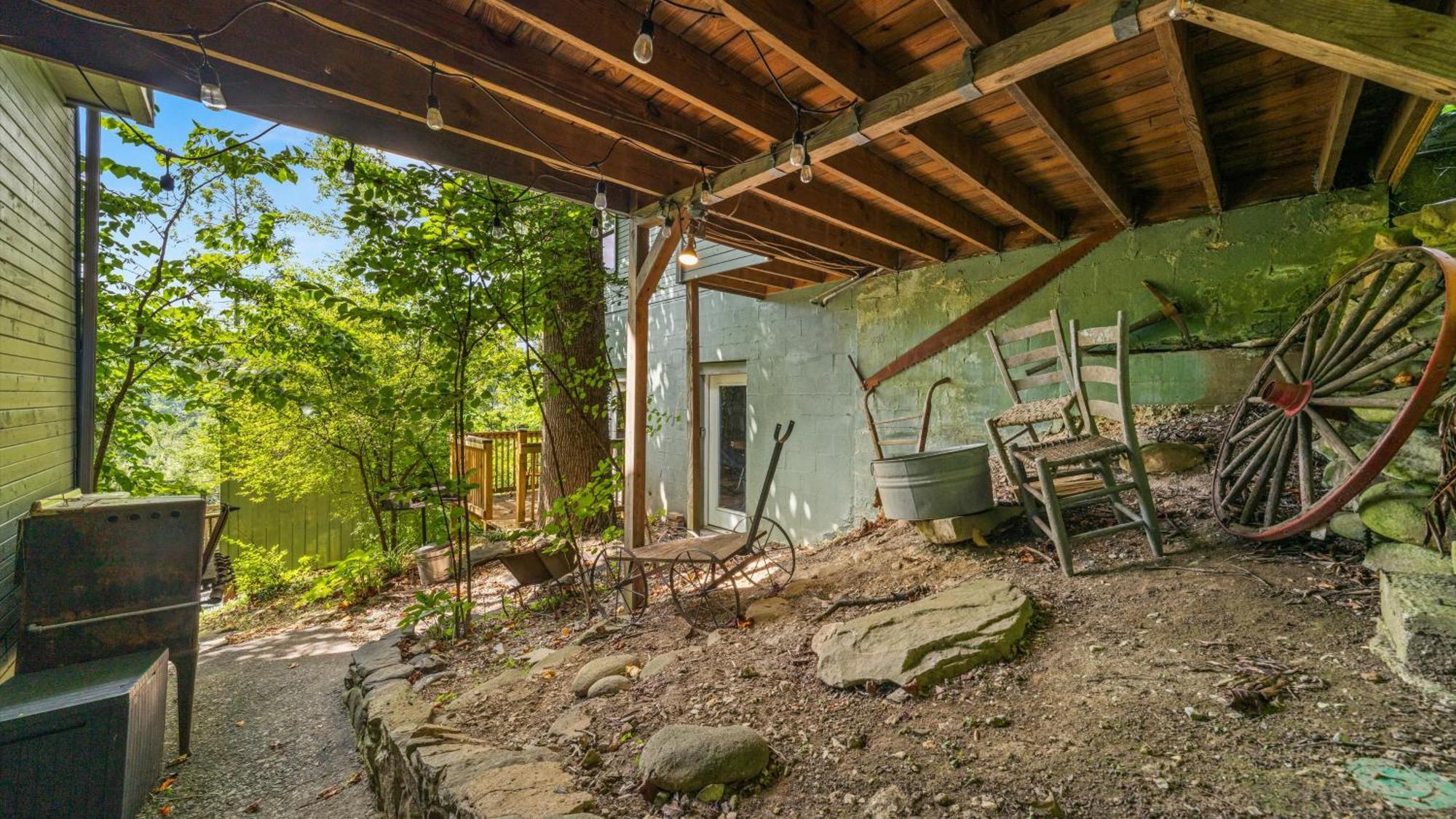 Whiskey Ridge Lodge, A Restored 1940S Gem, 2 Mins From Downtown, Breathtaking City Views, Custom Game Room, And Spacious Elegance ガトリンバーグ エクステリア 写真