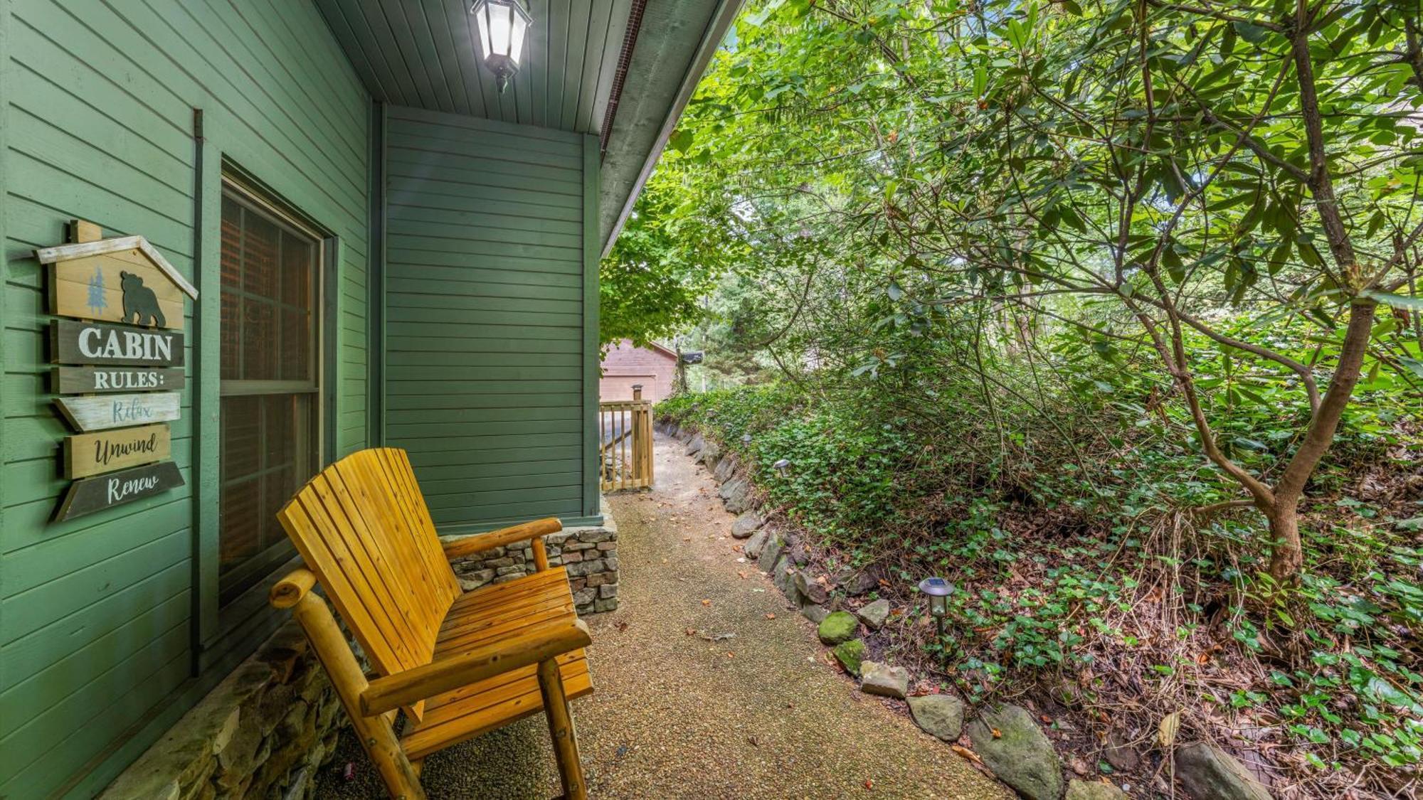 Whiskey Ridge Lodge, A Restored 1940S Gem, 2 Mins From Downtown, Breathtaking City Views, Custom Game Room, And Spacious Elegance ガトリンバーグ エクステリア 写真
