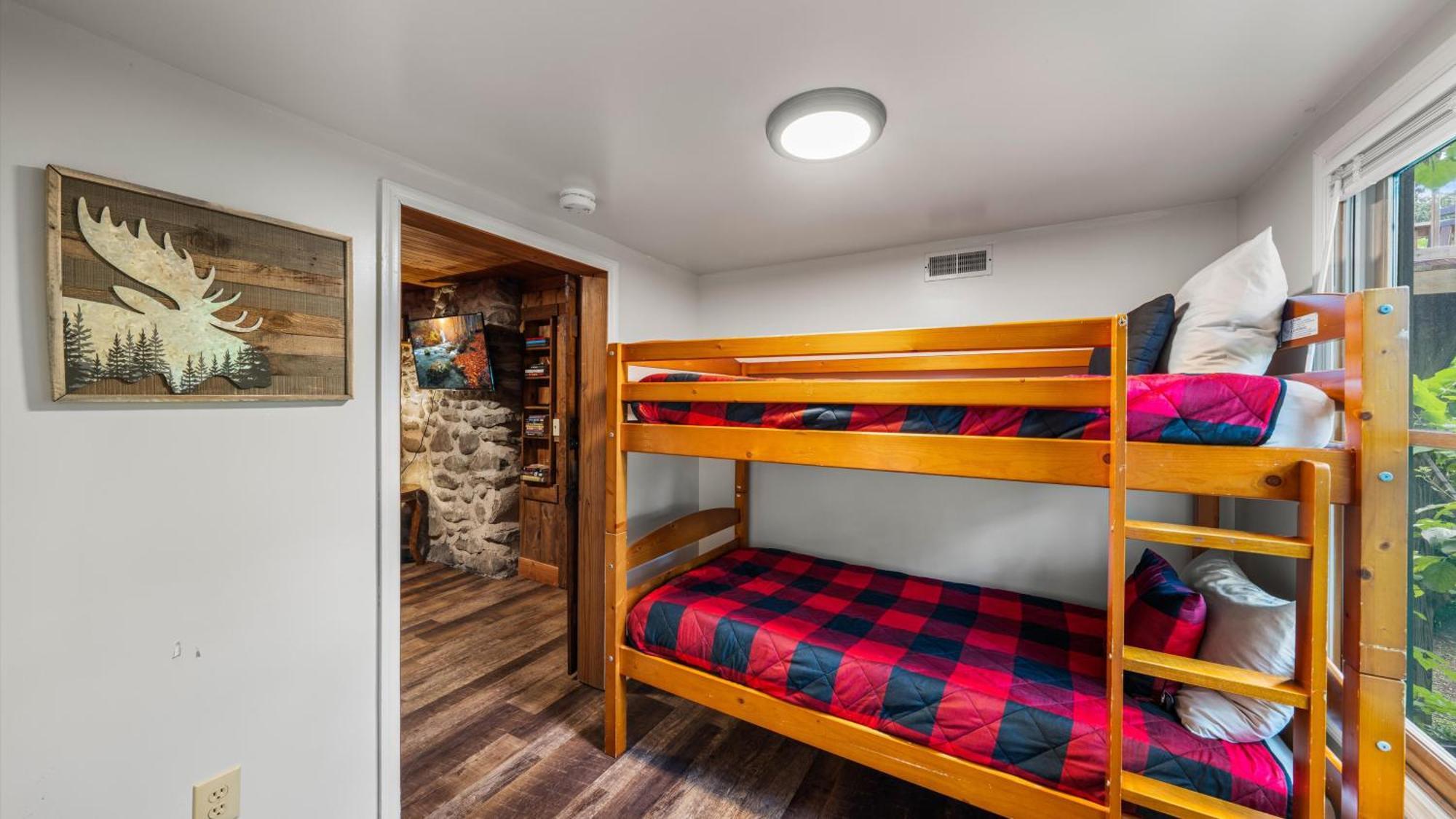 Whiskey Ridge Lodge, A Restored 1940S Gem, 2 Mins From Downtown, Breathtaking City Views, Custom Game Room, And Spacious Elegance ガトリンバーグ エクステリア 写真