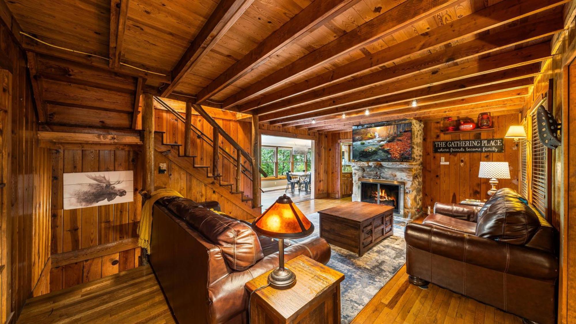 Whiskey Ridge Lodge, A Restored 1940S Gem, 2 Mins From Downtown, Breathtaking City Views, Custom Game Room, And Spacious Elegance ガトリンバーグ エクステリア 写真