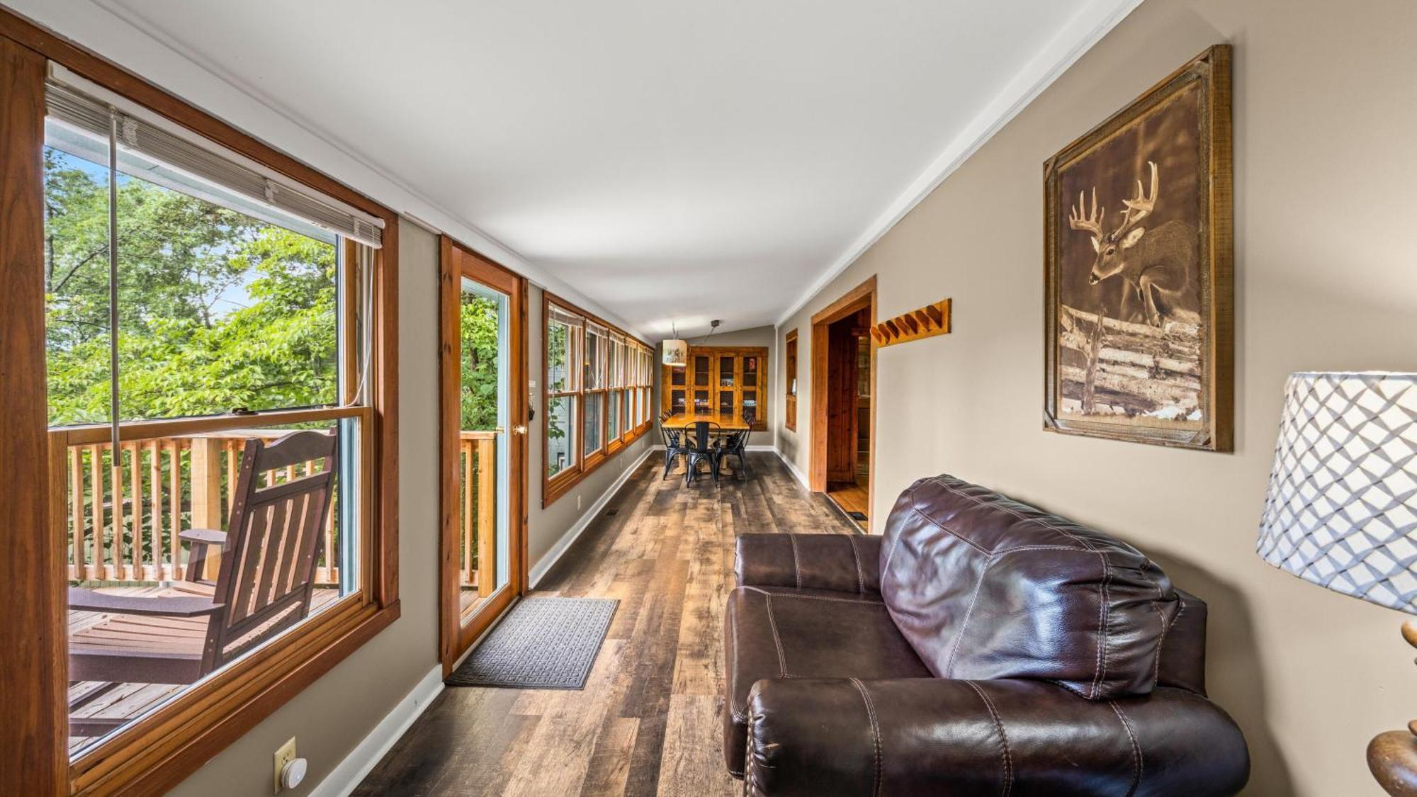 Whiskey Ridge Lodge, A Restored 1940S Gem, 2 Mins From Downtown, Breathtaking City Views, Custom Game Room, And Spacious Elegance ガトリンバーグ エクステリア 写真