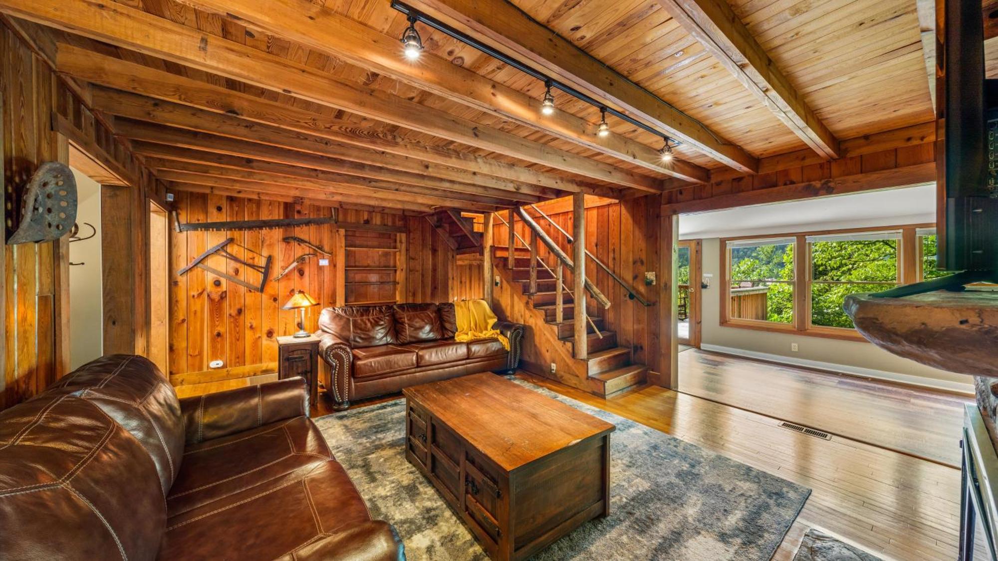 Whiskey Ridge Lodge, A Restored 1940S Gem, 2 Mins From Downtown, Breathtaking City Views, Custom Game Room, And Spacious Elegance ガトリンバーグ エクステリア 写真