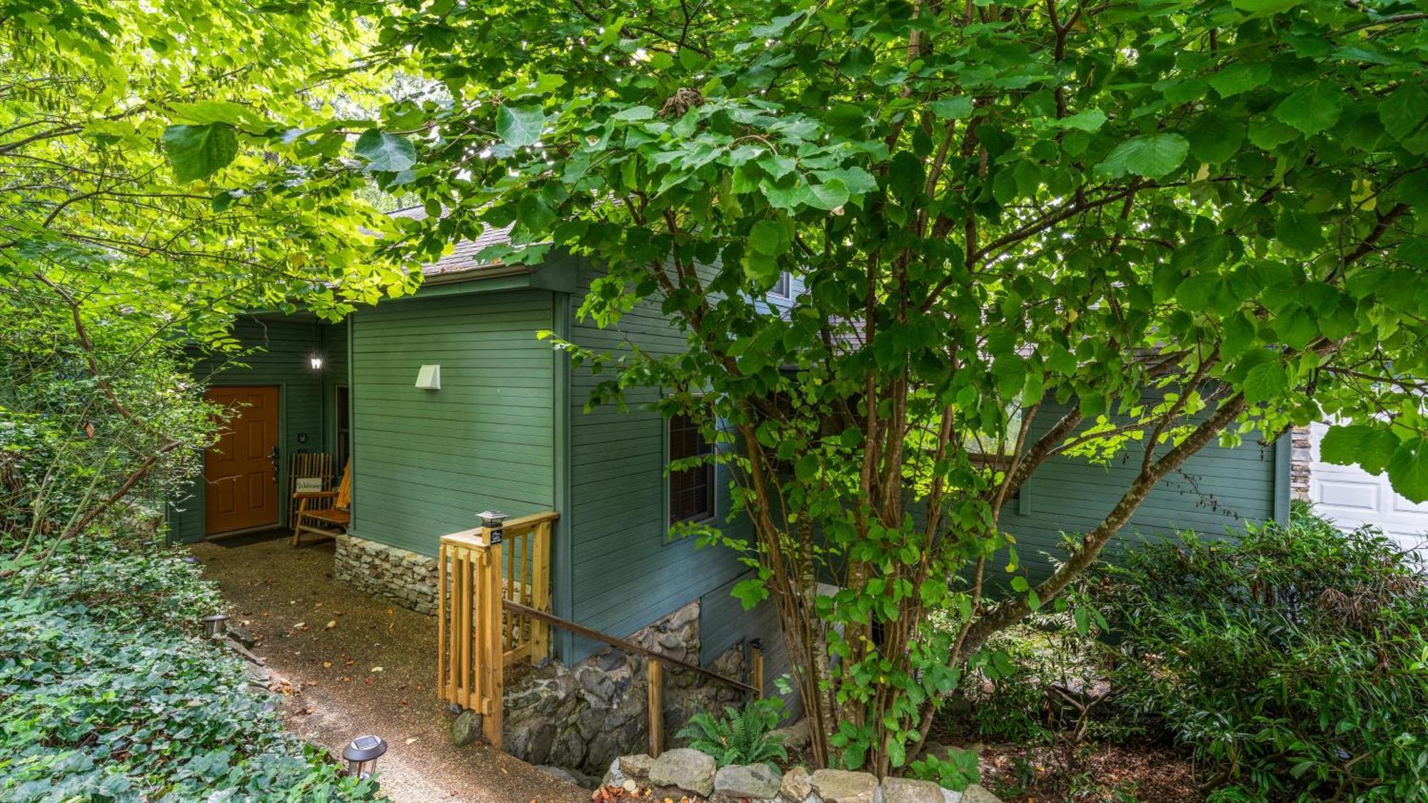 Whiskey Ridge Lodge, A Restored 1940S Gem, 2 Mins From Downtown, Breathtaking City Views, Custom Game Room, And Spacious Elegance ガトリンバーグ エクステリア 写真