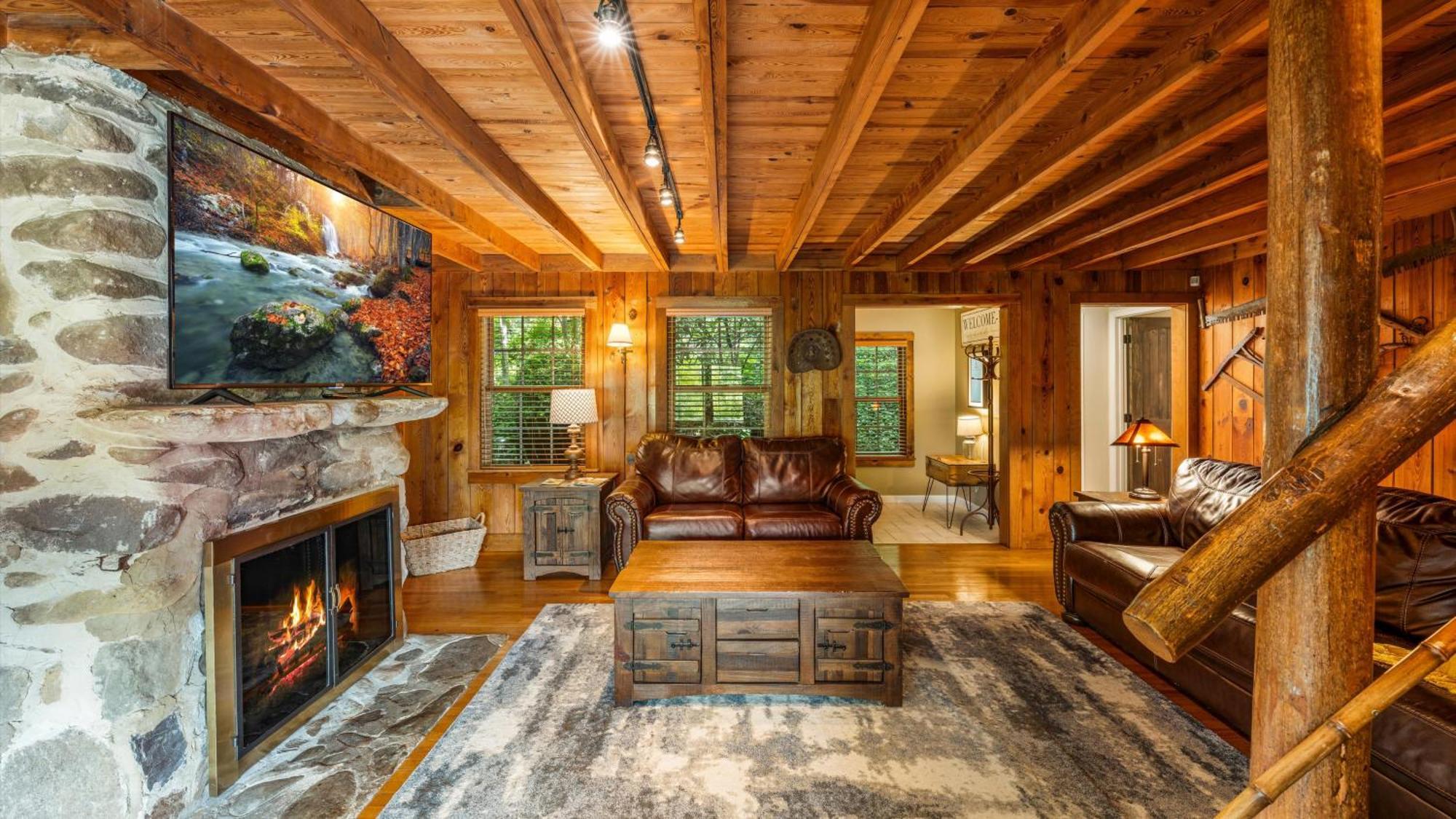 Whiskey Ridge Lodge, A Restored 1940S Gem, 2 Mins From Downtown, Breathtaking City Views, Custom Game Room, And Spacious Elegance ガトリンバーグ エクステリア 写真