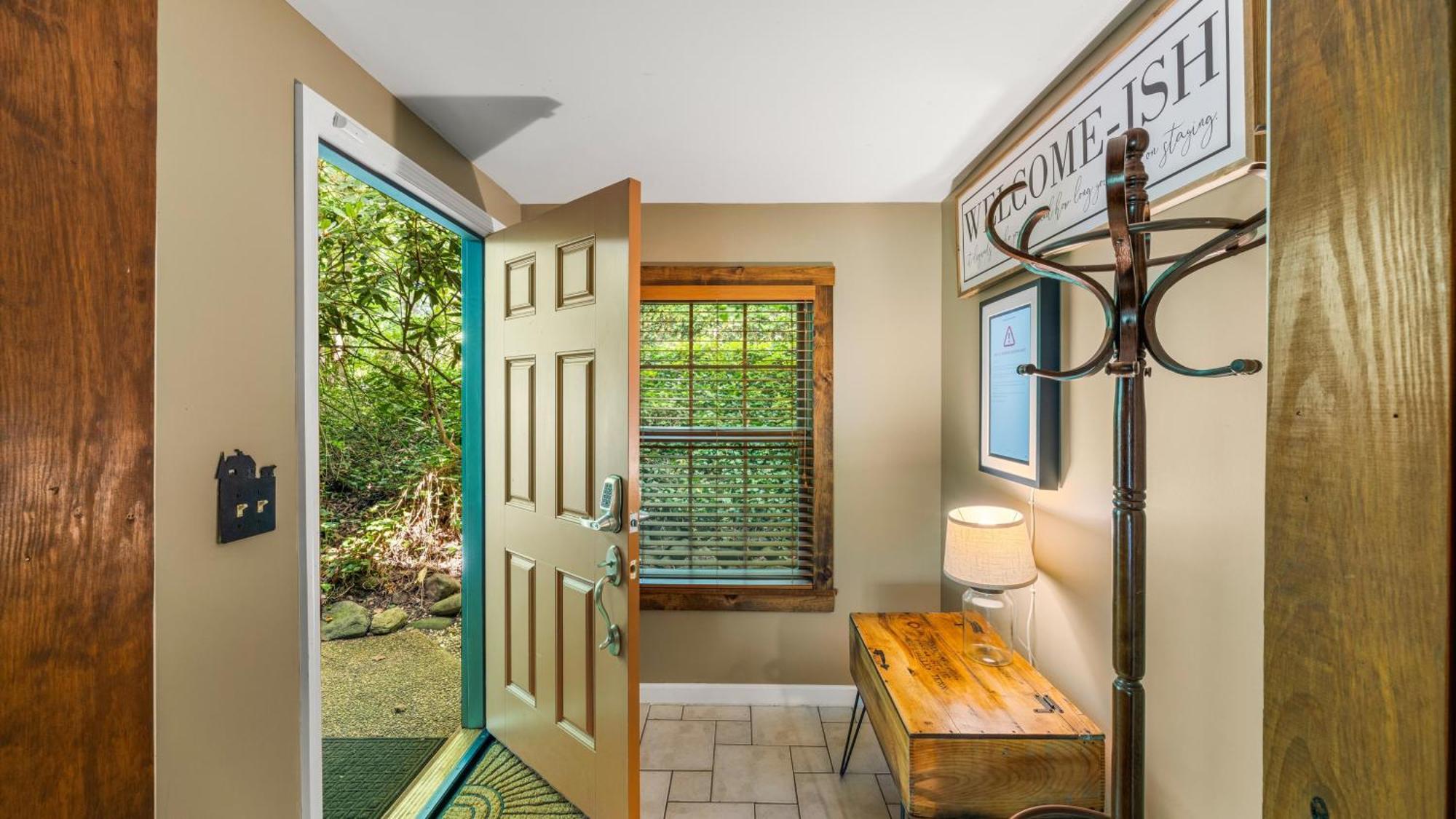 Whiskey Ridge Lodge, A Restored 1940S Gem, 2 Mins From Downtown, Breathtaking City Views, Custom Game Room, And Spacious Elegance ガトリンバーグ エクステリア 写真