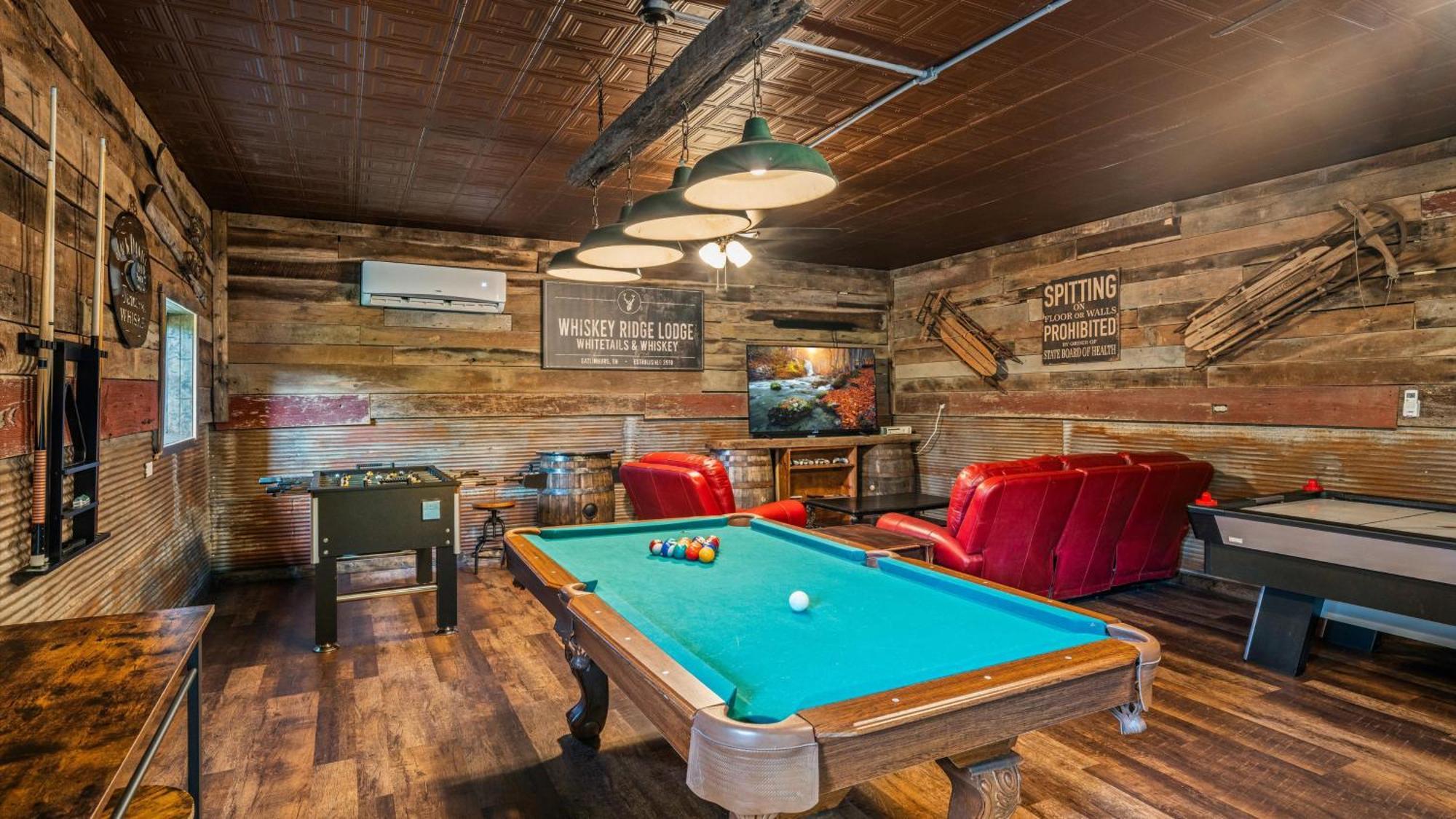 Whiskey Ridge Lodge, A Restored 1940S Gem, 2 Mins From Downtown, Breathtaking City Views, Custom Game Room, And Spacious Elegance ガトリンバーグ エクステリア 写真