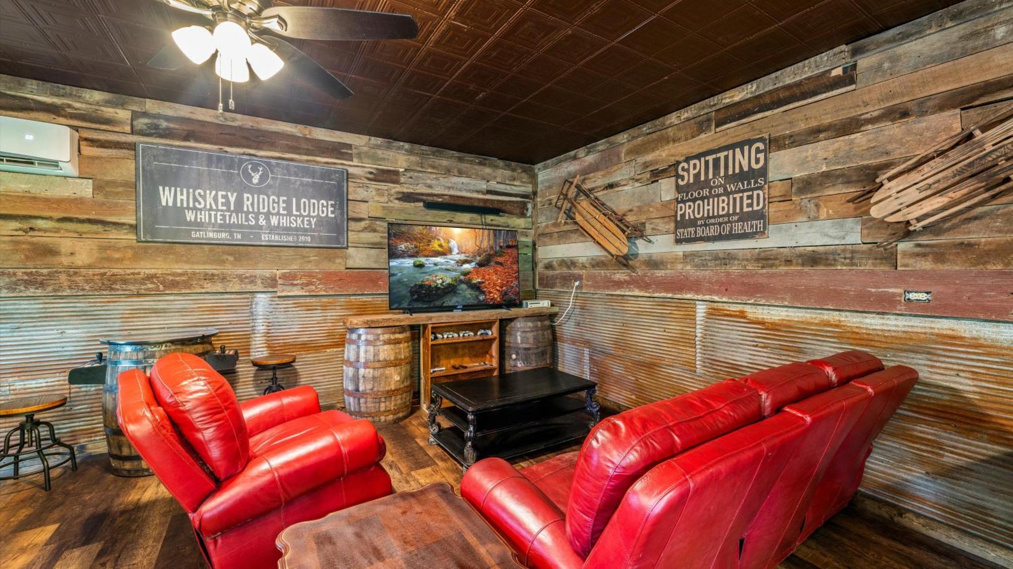 Whiskey Ridge Lodge, A Restored 1940S Gem, 2 Mins From Downtown, Breathtaking City Views, Custom Game Room, And Spacious Elegance ガトリンバーグ エクステリア 写真