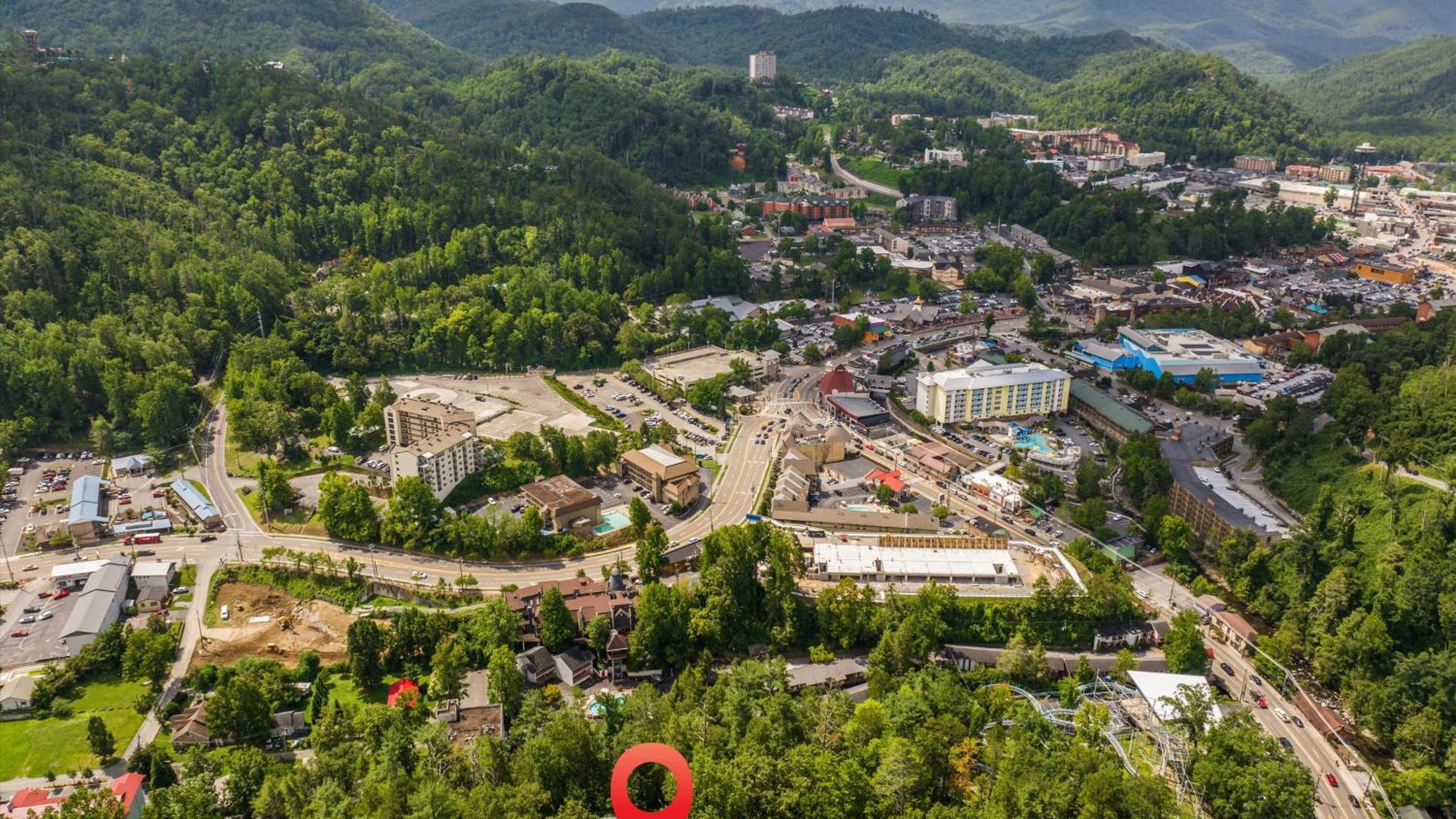 Whiskey Ridge Lodge, A Restored 1940S Gem, 2 Mins From Downtown, Breathtaking City Views, Custom Game Room, And Spacious Elegance ガトリンバーグ エクステリア 写真