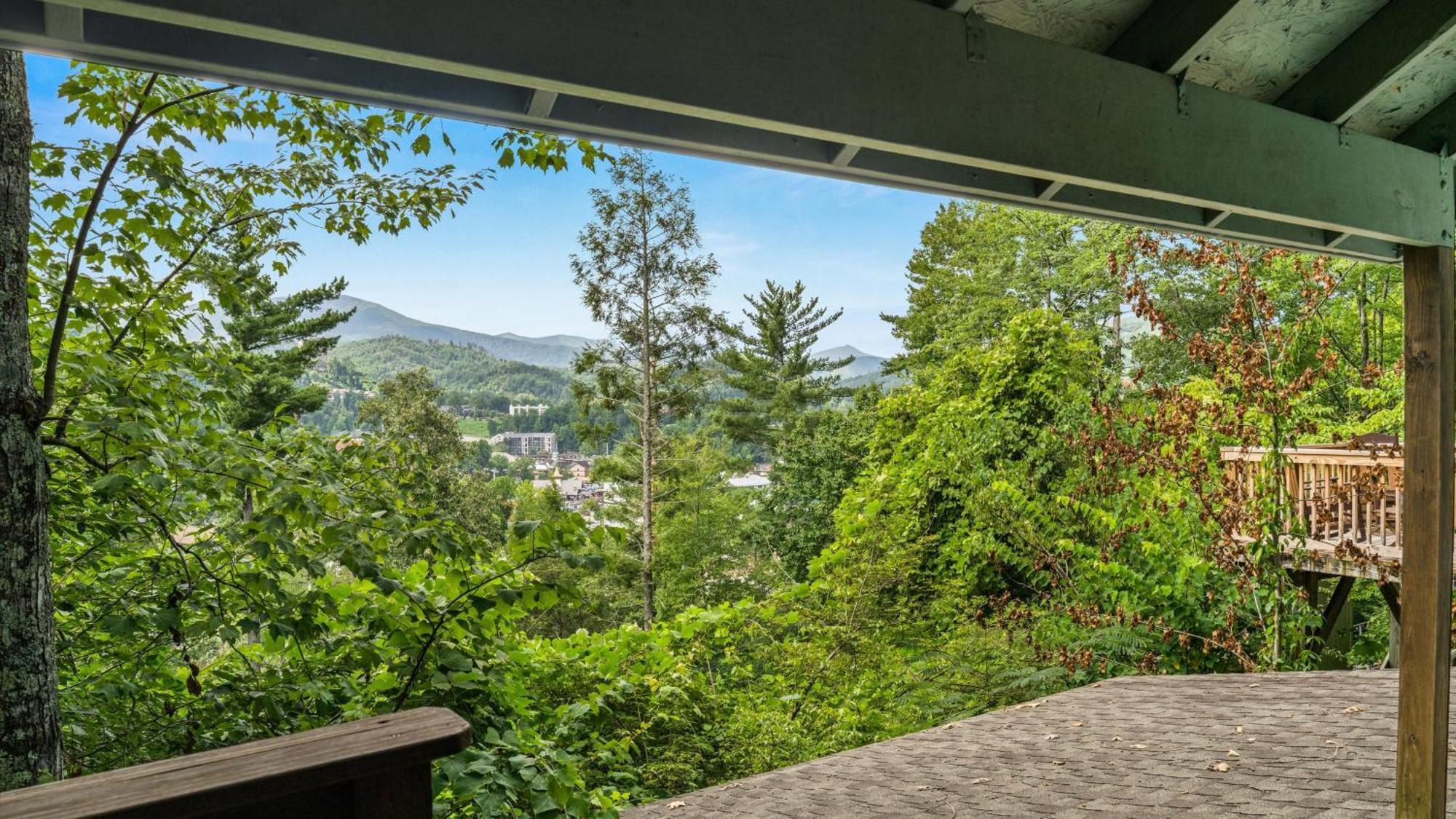 Whiskey Ridge Lodge, A Restored 1940S Gem, 2 Mins From Downtown, Breathtaking City Views, Custom Game Room, And Spacious Elegance ガトリンバーグ エクステリア 写真