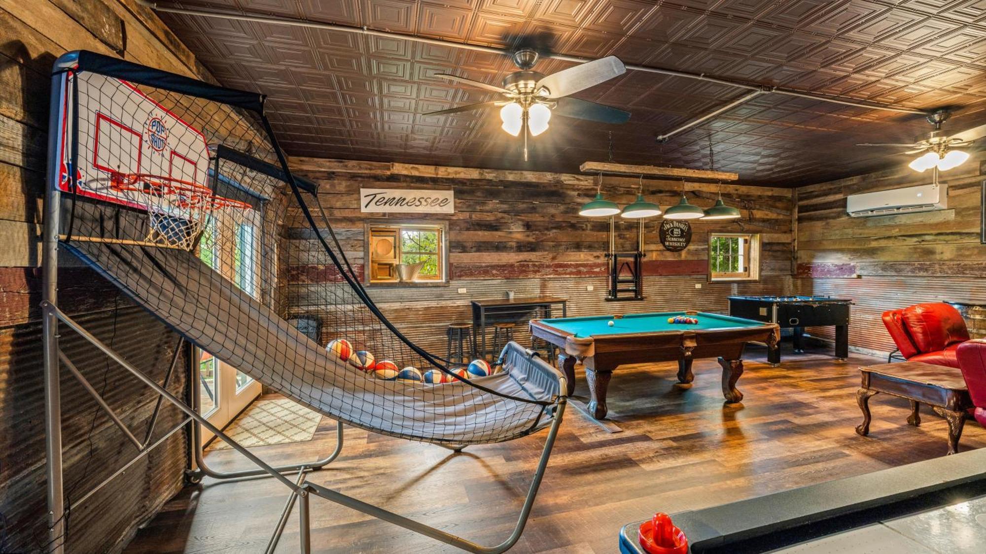 Whiskey Ridge Lodge, A Restored 1940S Gem, 2 Mins From Downtown, Breathtaking City Views, Custom Game Room, And Spacious Elegance ガトリンバーグ エクステリア 写真