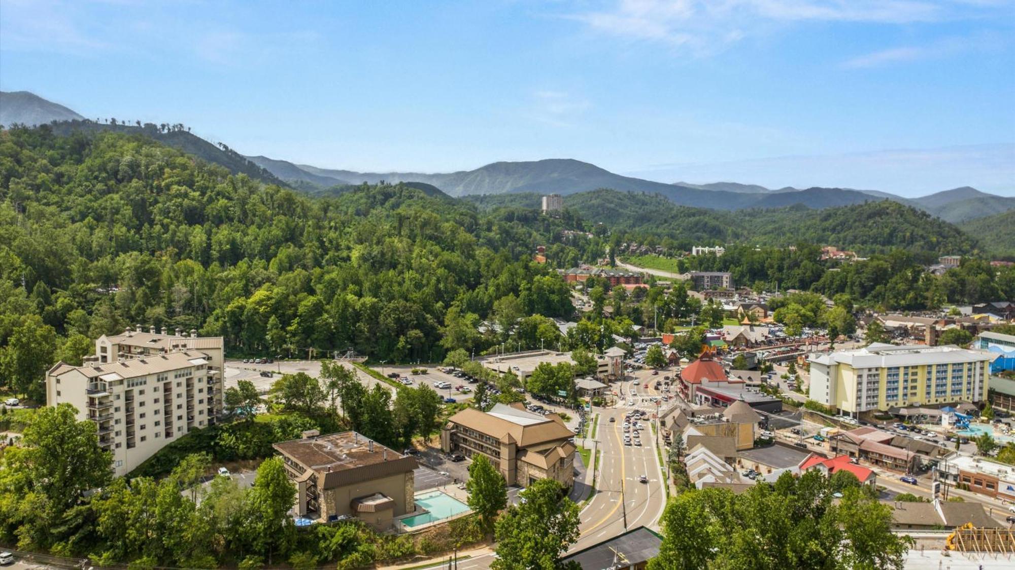 Whiskey Ridge Lodge, A Restored 1940S Gem, 2 Mins From Downtown, Breathtaking City Views, Custom Game Room, And Spacious Elegance ガトリンバーグ エクステリア 写真