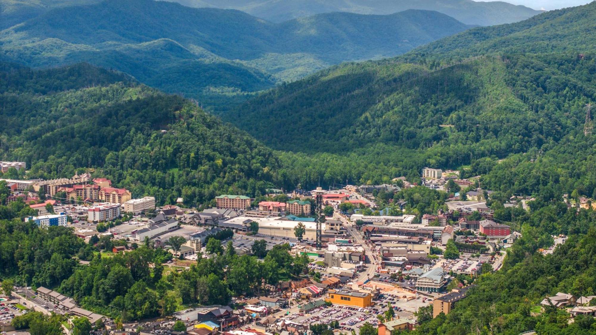 Whiskey Ridge Lodge, A Restored 1940S Gem, 2 Mins From Downtown, Breathtaking City Views, Custom Game Room, And Spacious Elegance ガトリンバーグ エクステリア 写真