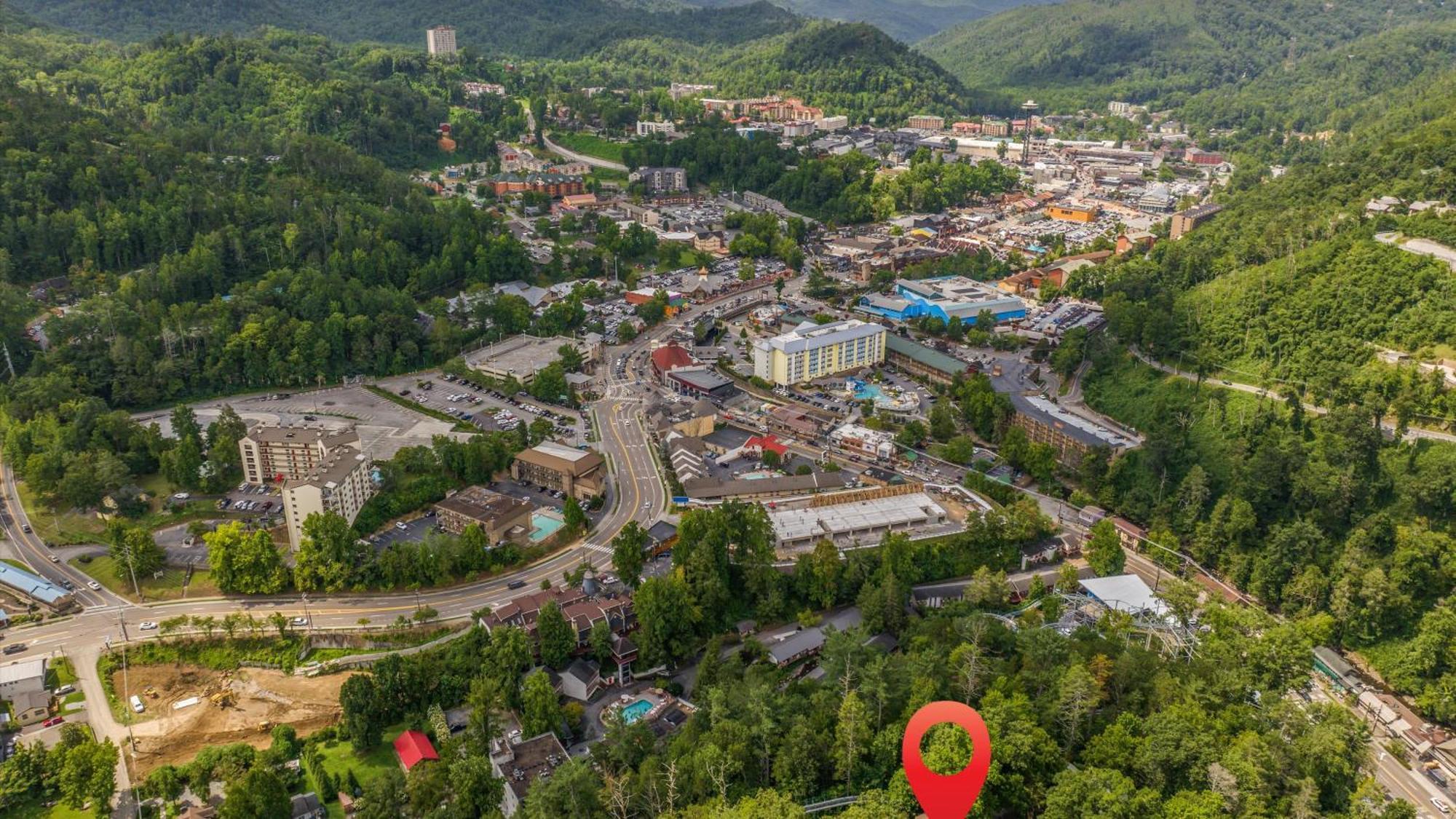 Whiskey Ridge Lodge, A Restored 1940S Gem, 2 Mins From Downtown, Breathtaking City Views, Custom Game Room, And Spacious Elegance ガトリンバーグ エクステリア 写真