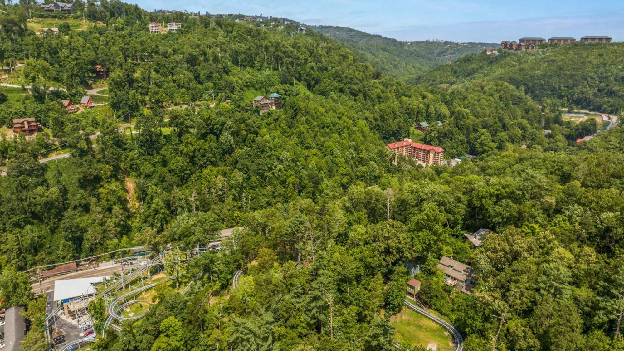 Whiskey Ridge Lodge, A Restored 1940S Gem, 2 Mins From Downtown, Breathtaking City Views, Custom Game Room, And Spacious Elegance ガトリンバーグ エクステリア 写真