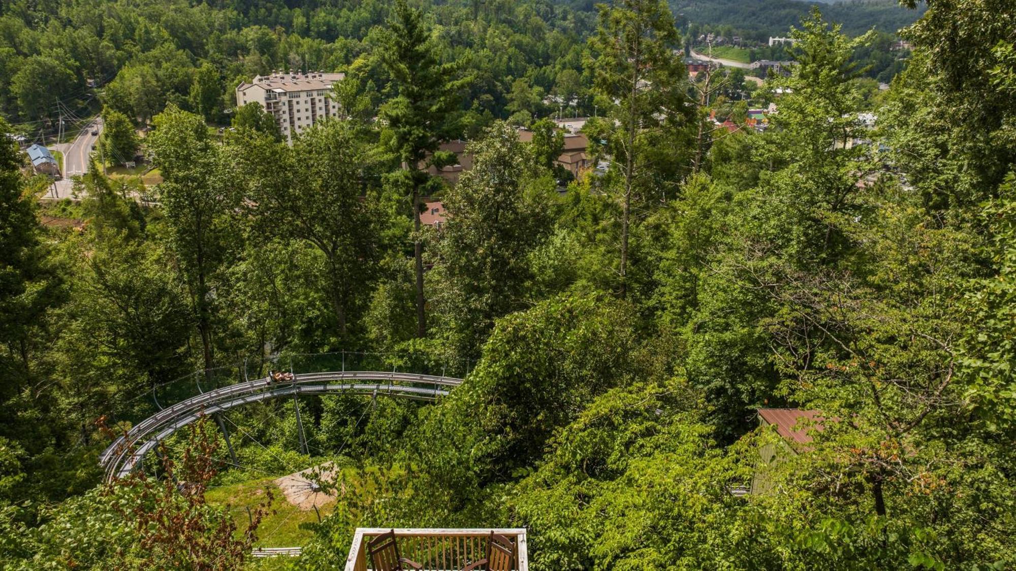 Whiskey Ridge Lodge, A Restored 1940S Gem, 2 Mins From Downtown, Breathtaking City Views, Custom Game Room, And Spacious Elegance ガトリンバーグ エクステリア 写真