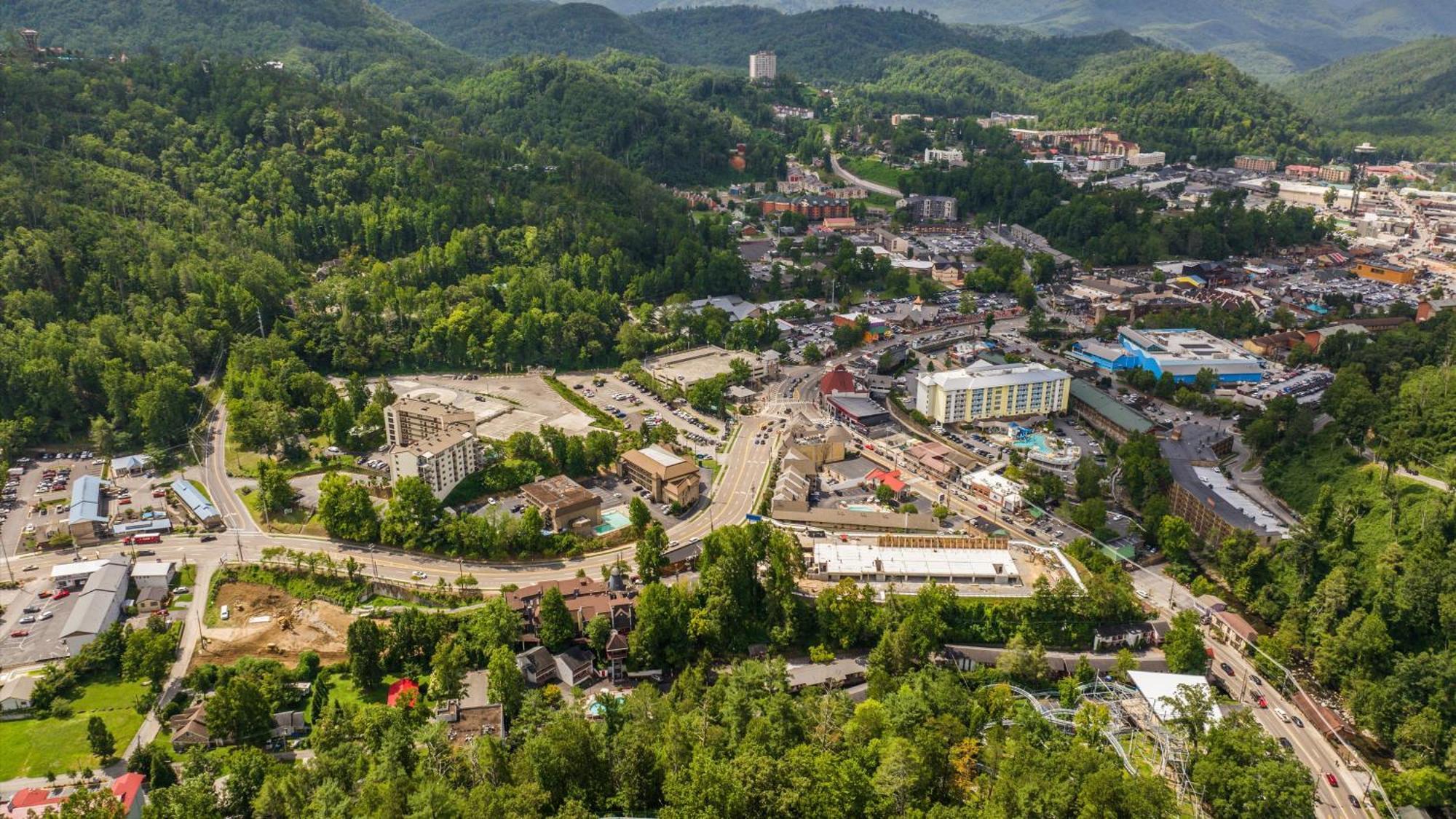 Whiskey Ridge Lodge, A Restored 1940S Gem, 2 Mins From Downtown, Breathtaking City Views, Custom Game Room, And Spacious Elegance ガトリンバーグ エクステリア 写真