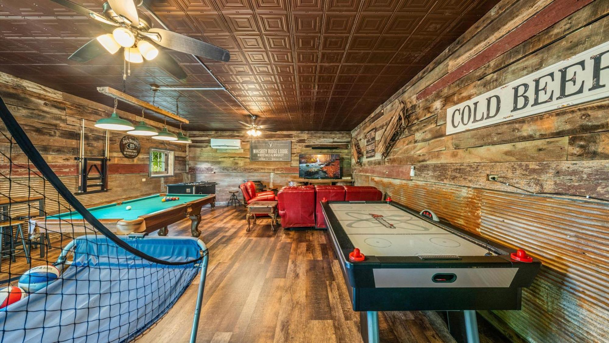 Whiskey Ridge Lodge, A Restored 1940S Gem, 2 Mins From Downtown, Breathtaking City Views, Custom Game Room, And Spacious Elegance ガトリンバーグ エクステリア 写真