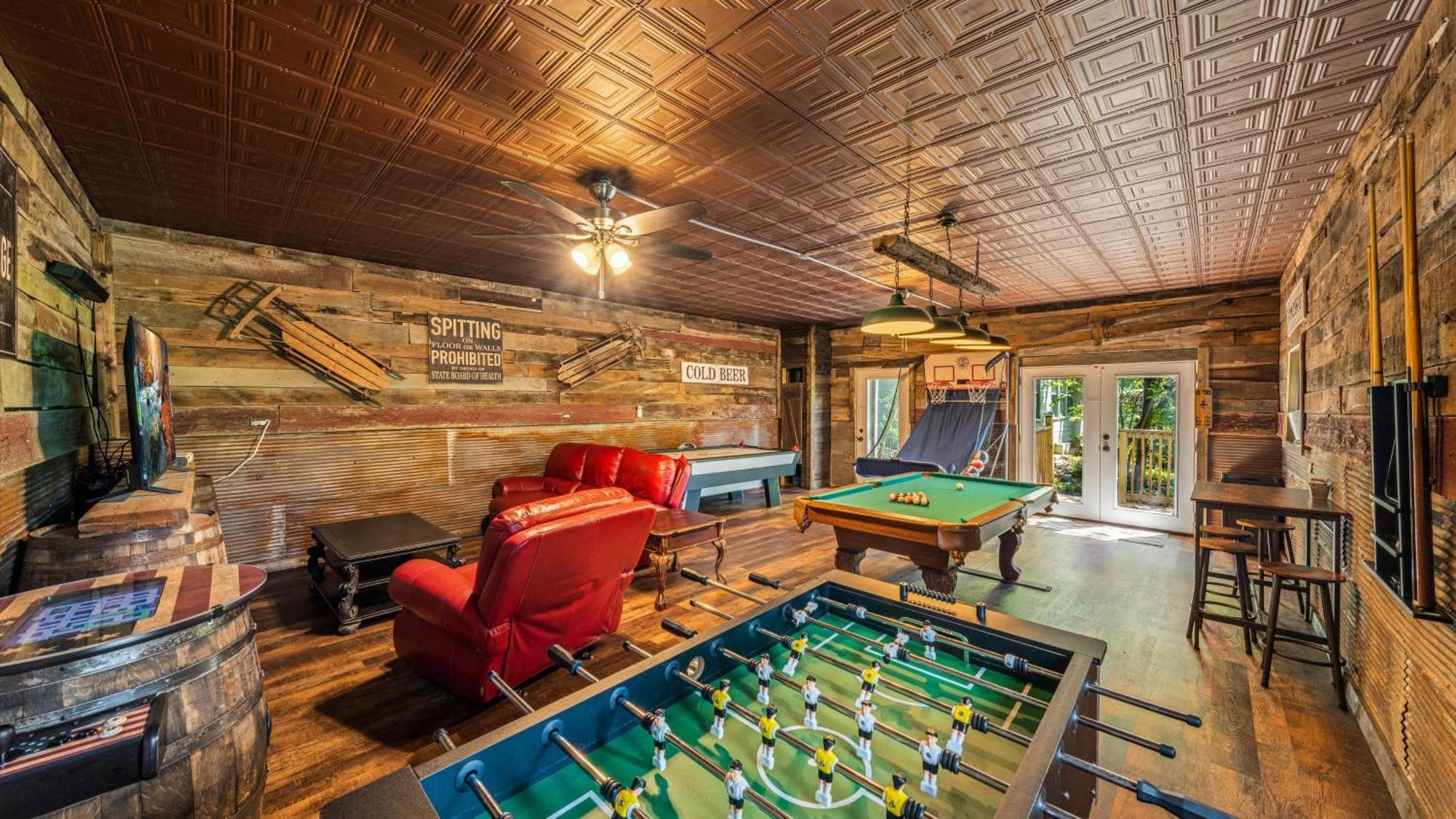 Whiskey Ridge Lodge, A Restored 1940S Gem, 2 Mins From Downtown, Breathtaking City Views, Custom Game Room, And Spacious Elegance ガトリンバーグ エクステリア 写真